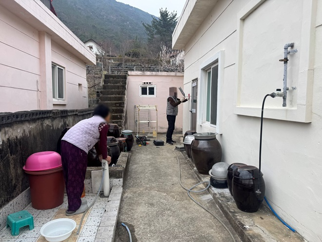 인테리어 특기를 가진 사회봉사명령 대상자가 문을 수리하고 있다.(사진제공=울산보호관찰소)
