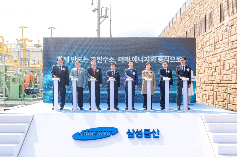 (왼쪽부터) 이승재 한국에너지기술평가원 원장, 배낙호 김천시장, 송언석 국민의힘 의원, 김성환 기후에너지환경부 장관, 오세철 삼성물산 건설부문 대표이사 사장, 양금희 경북도 경제부지사, 박진호 에너지공대 총장직무대행, 김재홍 한국수소연합 회장.(사진=삼성물산 건설부문)