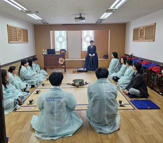 전통다실 체험 모습.(사진제공=수원청소년꿈키움센터)