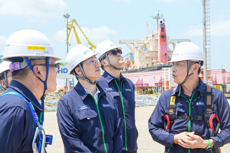 HD현대 정기선 회장이 25일 베트남 중남부에 위치한 HD현대에코비나를 찾아 현장 설비와 안전 시설물을 점검하고 있다.(사진=HD현대)