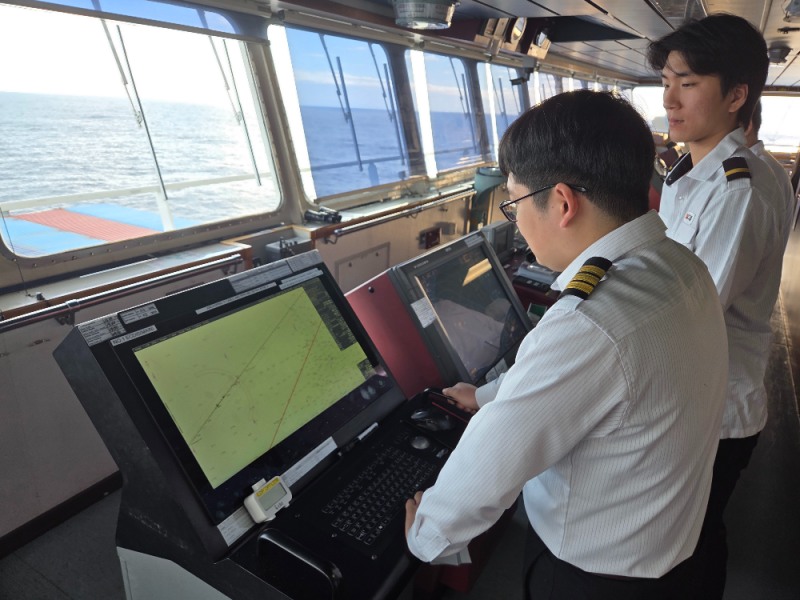 SM상선의 4,253TEU급 컨테이너선 에스엠 뭄바이(SM MUMBAI)호의 항해사들이 안전한 운항과 항로상의 위험요소 점검을 위해 브릿지(선교)에서 실시간 기상정보를 확인하고 있다.(사진=SM그룹)