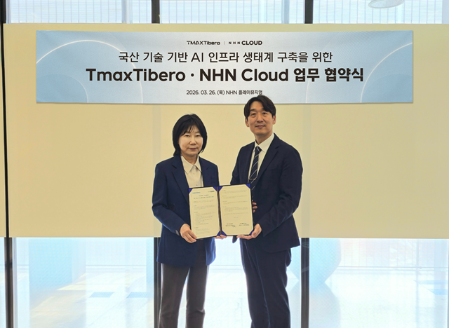 왼쪽부터 티맥스티베로 박경희 대표, NHN클라우드 김동훈 대표가 협약식 후 기념촬영을 하고 있는 모습. 사진=NHN