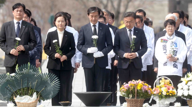 조국혁신당 조국 대표가 27일 오전 경남 김해시 진영읍 봉하마을 노무현 전 대통령 묘역에서 참배하고 있다.(사진=연합뉴스)