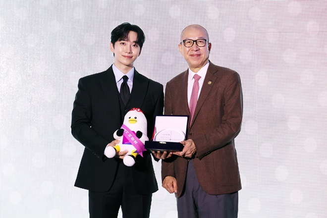 홍보대사로 위촉된 배우 이준호와 박형준 시장이 기념촬영.(사진제공=부산시)