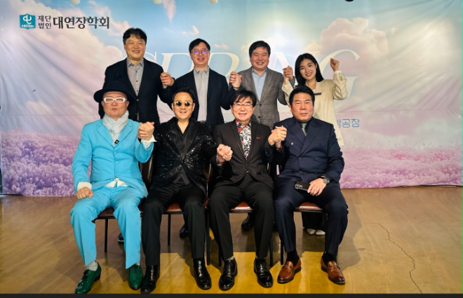 재단법인 대연장학회가 지난 28일, 경기도 양평군 양수리빵공장에서 주최한 ‘봄맞이 음악회’의 임직원과 관계자들. 아래 죄측부터 방송인 김종석,오페라 가수 석상근, 가수 김상배, 이정규 이사장. (사진= 대연장학회)