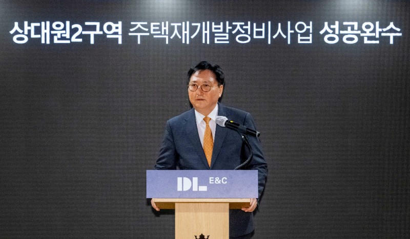 지난 28일 오전 박상신 DL이앤씨 대표이사 부회장이 경기 성남 소재 상대원2구역 사업설명회장을 찾아 조합원에게 사업 의지를 전달하고 있다.(사진=DL이앤씨)