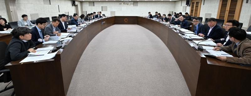 하병필 행정부시장이 30일 시청 영상회의실에서 '2027년 2차 국비확보 보고회'에서 토론을 하고 있다. / 인천시