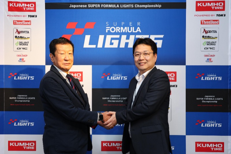 (오른쪽부터) 금호타이어 영업기획부문장 겸 일본법인장 이두희 상무와 SFL 어소시에이션 미즈노 대표이사가 후원 조인식을 실시하며 사진 촬영을 하고 있다.(사진=금호타이어)