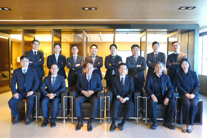 좌측 앞줄부터 전재우∙이오영 변호사, 홍승구 건설공공조달그룹장, 박근배∙정경인∙석아림 변호사. 좌측 뒷줄부터 이동훈∙전병호∙김지성∙박영상∙김성호∙조준오∙이눈솔∙강철준 변호사. 사진=화우