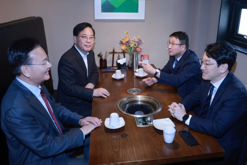 대화하는 여야 원내대표단(사진=연합뉴스)