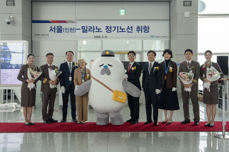 (왼쪽부터) 김성무 아시아나항공 인천국제공항 서비스지점장, 에밀리아 가토 주한 이탈리아 대사, 박종만 아시아나항공 여객본부장, 이상용 인천국제공항공사 신사업본부장를 비롯해 김보영 이탈리아 관광청 대표가 테이프커팅식을 촬영하고 있다.(사진=아시아나항공)