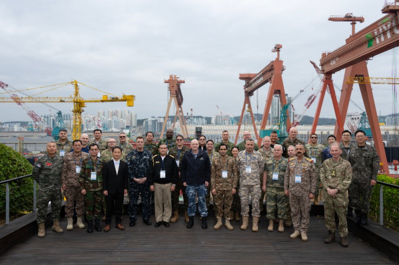 25개국에서 온 30명의 주한 무관단 일행이 3월 31일(화) HD현대중공업을 방문해 최고 수준의 함정 건조 역량을 확인했다.(사진=HD현대중공업)
