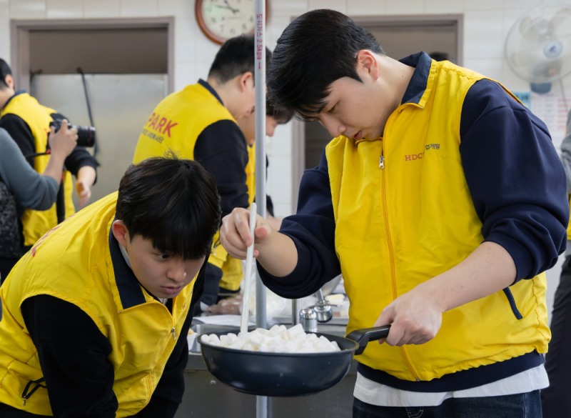 IPARK현대산업개발은 서울시 북부여성발전센터에서 신입사원들이 노원구 지역 아이들을 위한 간식을 직접 만들어 전달하는 봉사활동을 진행했다.(사진=IPARK현대산업개발)