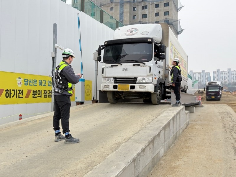 IPARK현대산업개발이 건설 현장 자재 차량에 스마트 자재 입출고 관리를 도입해 품질 관리를 강화하는 가운데, 천안 아이파크시티 1단지에서 건설 자재 운반 차량의 중량을 측정하고 있다.(사진=IPARK현대산업개발)