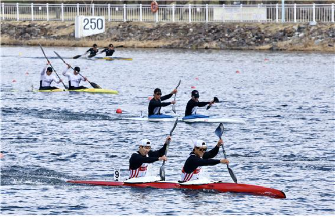 서울올림픽기념 제17회 전국 카누경기대회에 참가한 선수들이 물살을 가르며 경쟁을 펼치고 있다.(사진=국민체육진흥공단)