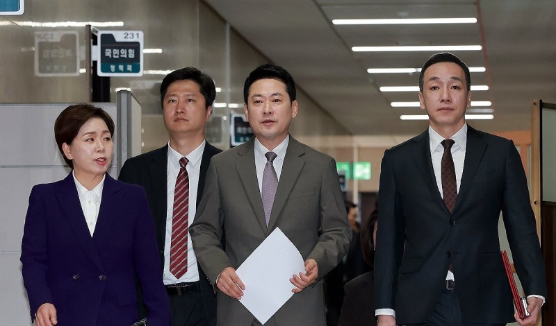 국민의힘 최고위원회의 향하는 장동혁 대표(사진=연합뉴스)