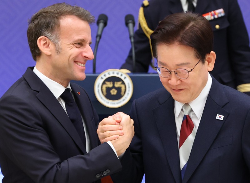 손 맞잡은 한-프랑스 정상(사진=연합뉴스)