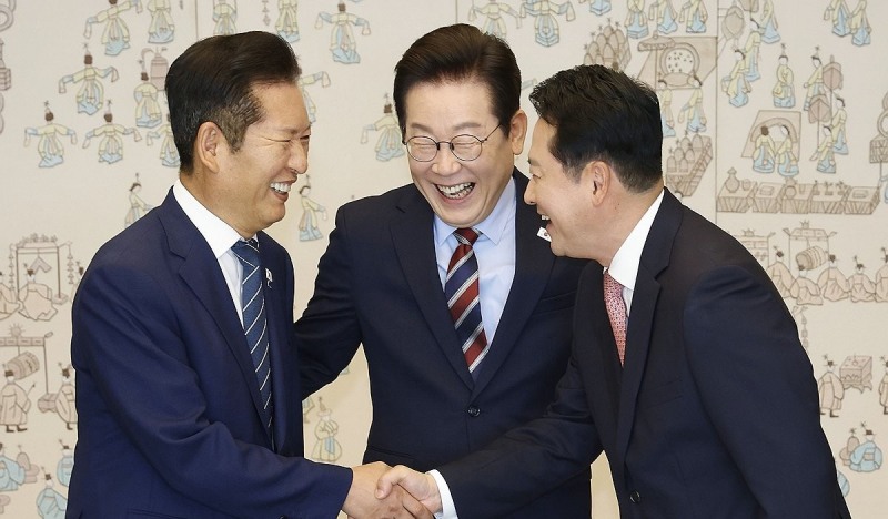 지난해 여야 오찬회동서 악수하는 여야 대표와 이재명 대통령(사진=연합뉴스)