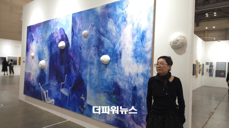 제15회 2026 부산국제화랑아트페어(BAMA)가 열린 벡스코 전시장에서 최영주 작가가 작품 앞에서 포즈를 취하고 있다. / 사진=이승렬 기자