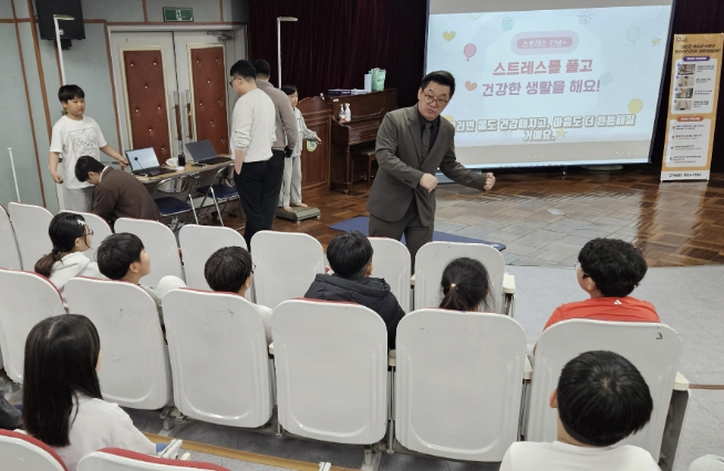 지난 3일 신체측정에 참가한 청소년 모습