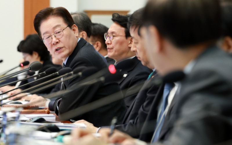 이재명 대통령이 6일 청와대에서 열린 국무회의 겸 비상경제점검회의에서 김윤덕 국토부 장관에게 질문하고 있다.(사진=연합뉴스)