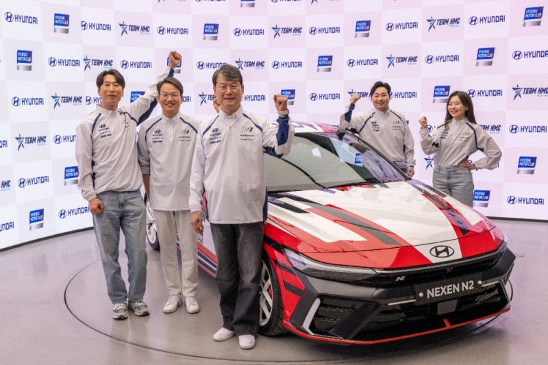 (왼쪽부터) 방송인 양상국, 현대차 국내마케팅실장 이철민 상무, 현대차 윤효준 국내사업본부장, TEAM HMC 레이싱팀 김주현 단장, 유튜버 홍시카가 기념 촬영을 하고 있는 모습.(사진=현대자동차)