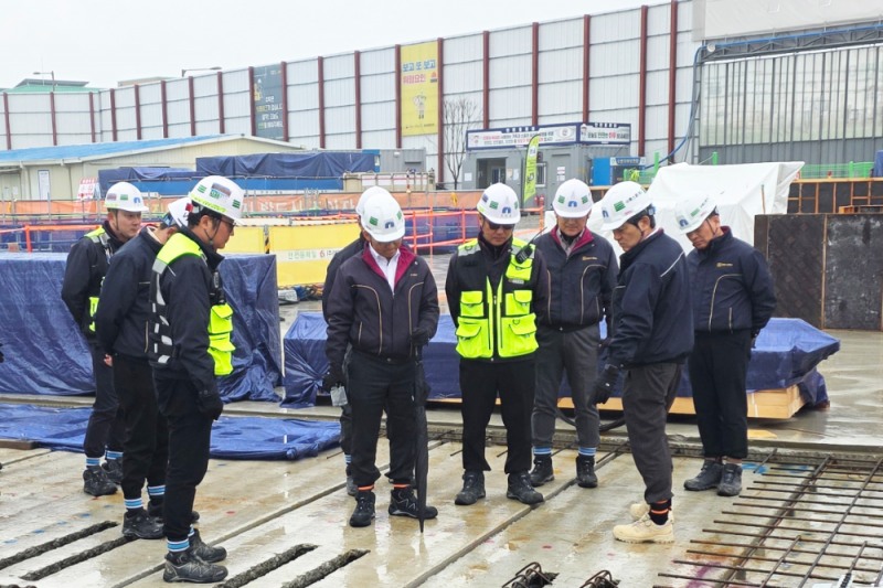 지난 3월 18일 전주에코시티 17블록 건설현장에서 안전보건 점검을 실시하는 모습.(사진=중흥그룹)