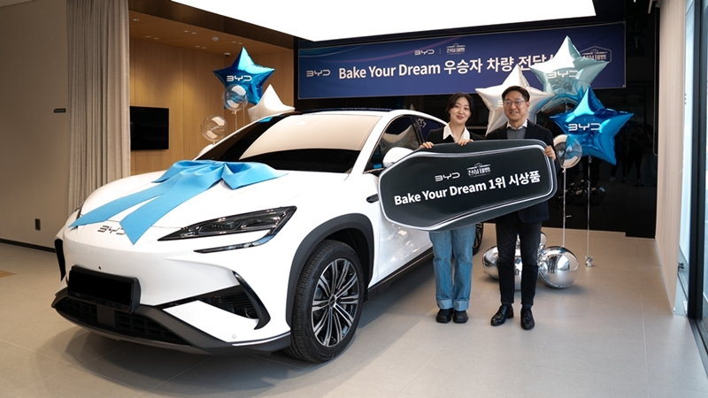 BYD 씨라이언7과 우승자 황지오 셰프, BYD코리아 조인철 대표.(사진=BYD코리아)