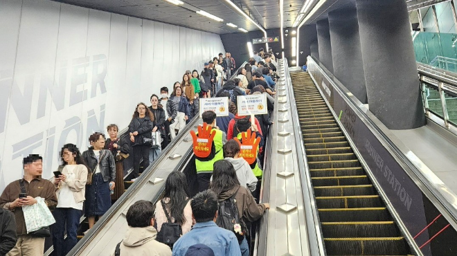서울교통공사, 여의나루역서 에스컬레이터 안전 캠페인 실시