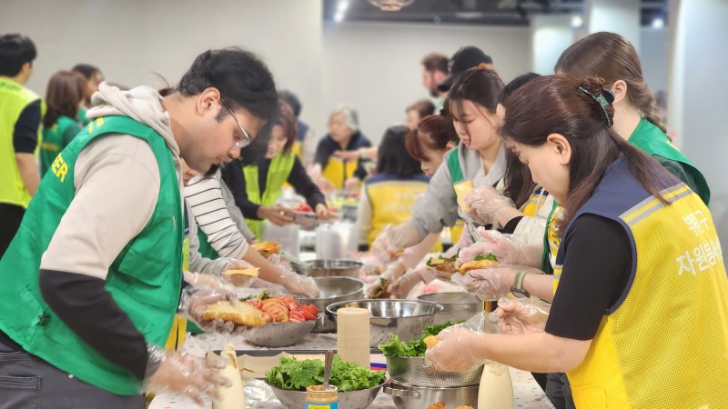 인천 부평구자원봉사센터&조지메이슨대학교 한국캠퍼스. 어린이에게 영양 간식 선물