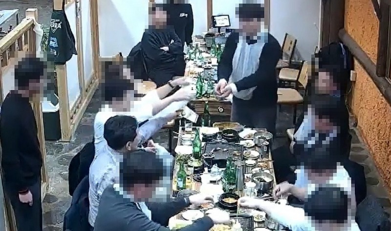 청년들에게 현금 건네는 김관영 전북도지사(사진=연합뉴스)