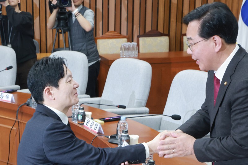 국민의힘 송언석 원내대표와 인사하는 박상용 검사(사진=연합뉴스)