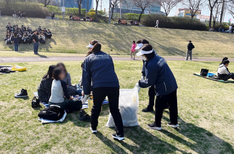 지난 5일 롯데건설 경기광주역 롯데캐슬 시그니처 분양 관계자들이 환경 정화 캠페인을 펼쳤다.(사진=롯데건설)