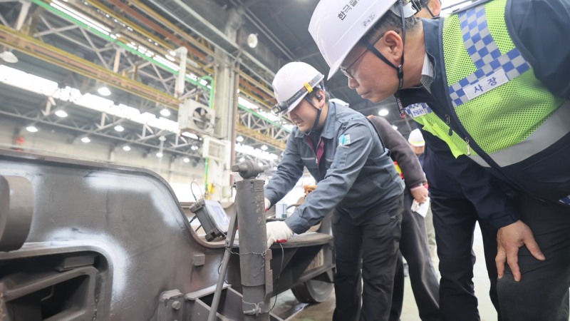 초음파 탐상장비로 열차바퀴(차륜) 결함을 탐지하는 모습.(사진=코레일)