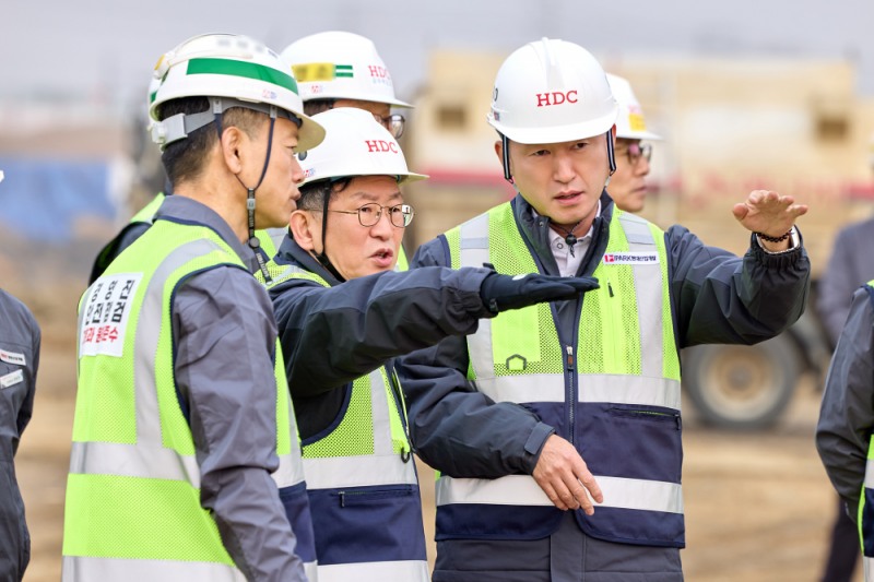 (왼쪽 두 번째) 정경구 대표이사, (세 번째) 양승철 CSO.(사진=IPARK현대산업개발)