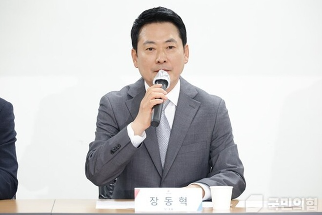 장동혁 국민의힘 대표가 지난 6일 인천 남동구 국민의힘 인천시당에서 열린 현장 최고위원회의에서 유정복 인천시정의 성과를 전면에 내세워 ‘천원주택’ 전국 확대 가능성을 시사하고 나섰다.