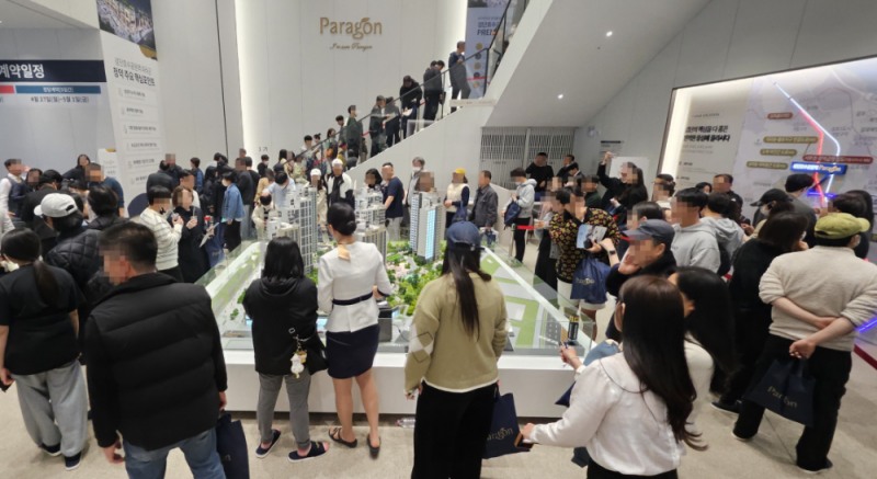 검단호수공원역 파라곤 견본주택내 인파.(사진=동양건설산업)