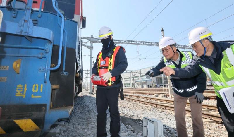 김태승 코레일 사장(사진 가운데)이 8일 오후 충북선 제천조차장역에서 무선제어 입환 작업 현장을 점검했다. (무선제어 입환 작업 중 열차 연결을 확인하는 모습).(사진=코레일)