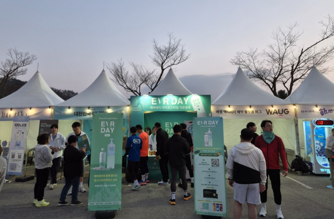 ‘2026 오크밸리 힐스 나이트 레이스’ 공식 후원.. ‘에버데이’ 시음 부스 운영 전경.(사진=일화)
