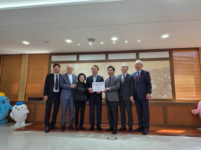 인천사수 범시민운동본부에서 통합 요구서를 전달하고 유정복 인천시장과 단체사진을 촬영하고 있다.