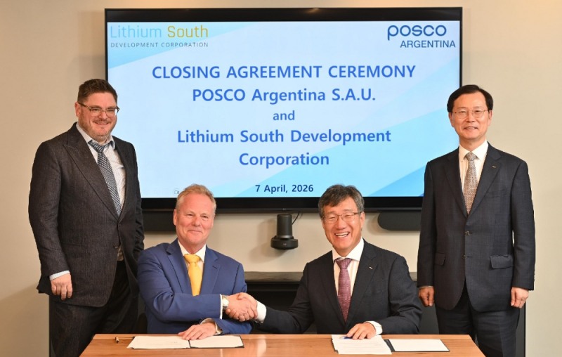 (왼쪽부터) 크리스토퍼 체리(Christopher P. Cherry) 리튬 사우스 CFO, 에이드리안 홉커크(Adrian Hobkirk) 리튬 사우스 CEO, 박현 포스코아르헨티나 법인장, 이주태 포스코홀딩스 대표이사 사장.(사진=포스코홀딩스)