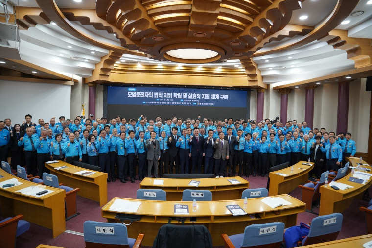 김성원 (앞줄 가운데) 국회의원 (사진=의원실)