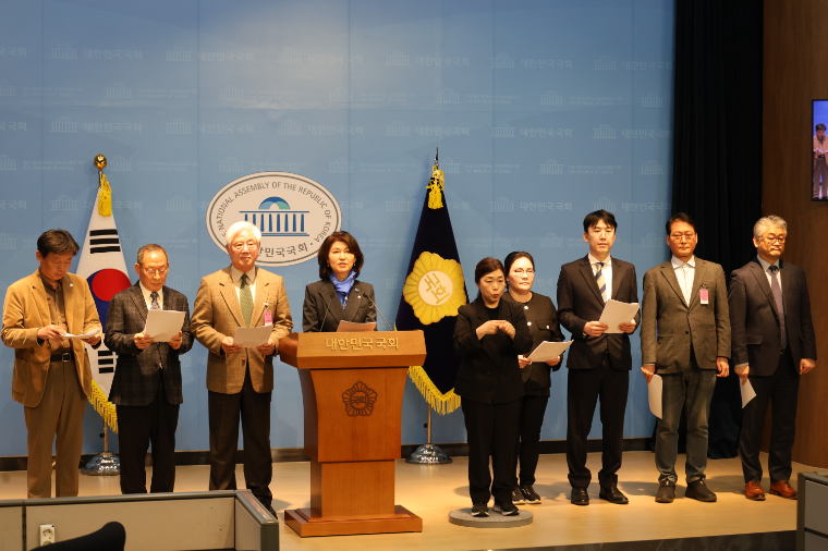 강경숙 (가운데) 국회의원 (사진=의원실)