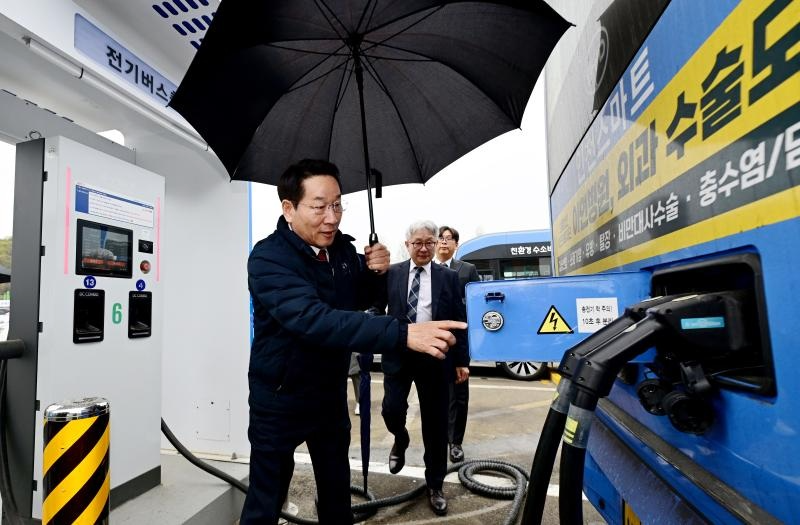 유정복 인천광역시장이 9일 남동구 서창버스공영차고지를 방문해 충전시설을 점검하고 있다. / 인천시