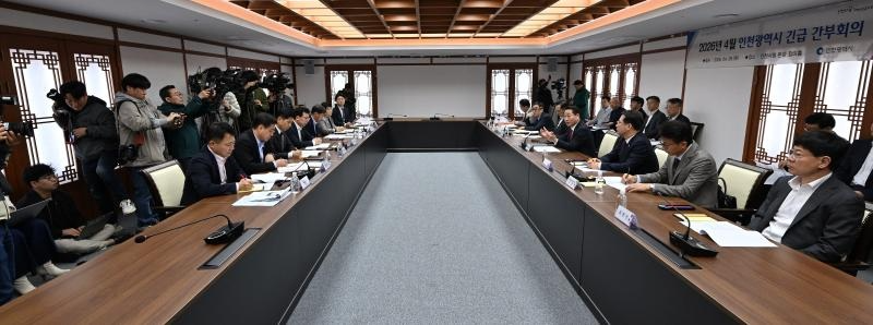 유정복 인천광역시장이 9일 시청 장미홀에서 열린 '2026년 4월 인천광역시 긴급 간부회의'에서 중동 전쟁에 따른 정부 추가경정예산(추경)에 대한 대응 방향과 제2차 공공기관 지방 이전 관련 현황 등을 논의하고 있다. / 인천시