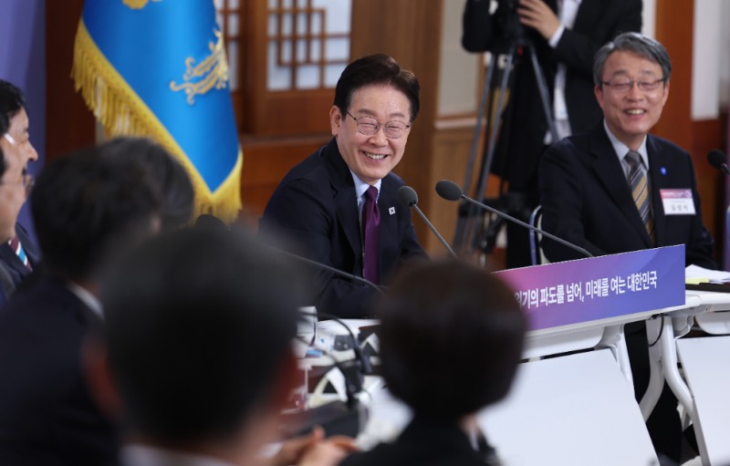 국민경제자문회의 주재하며 참석자 의견 듣는 이재명 대통령(사진=연합뉴스)