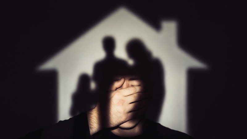 전숙이 한성대 겸임교수(2025) 연구에 따르면 친족 성범죄는 가해자의 권력이 중심에서 가스라이팅·공간 통제·사회적 고립이 맞물리는 구조로 피해자를 침묵하게 만드는 구조적 범죄로 나타났다. 연구진은 피해자의 침묵이 개인의 선택이 아닌 가족 방관과 사회적 통념이 결합된 구조적 결과이며 피해자·가해자 분리 제도화와 공소시효 개선 등 피해자 중심의 정책 전환이 시급하다고 강조했다. / 이미지 디자인=로이슈 AI 디자인팀(*본 이미지는 기사내용의 이해를 돕기 위해 AI로 생성한 것입니다.)