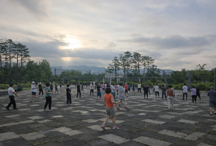 율현공원에서 아침 운동을 하는 사람들