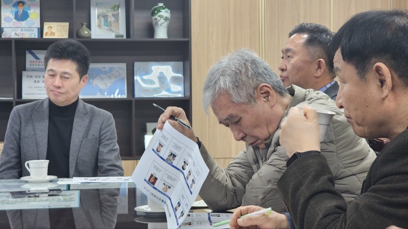 김정헌 인천 중구청장이 기자들과 인터뷰를 진행하고 있다.