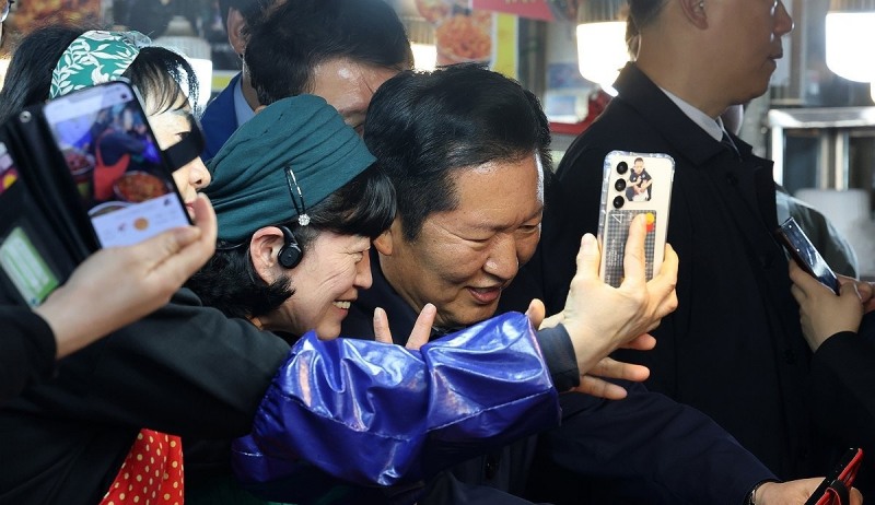 시민들 만나는 정청래 대표(사진=연합뉴스)